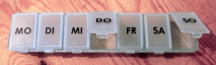 White pill box with German weekday abbreviations